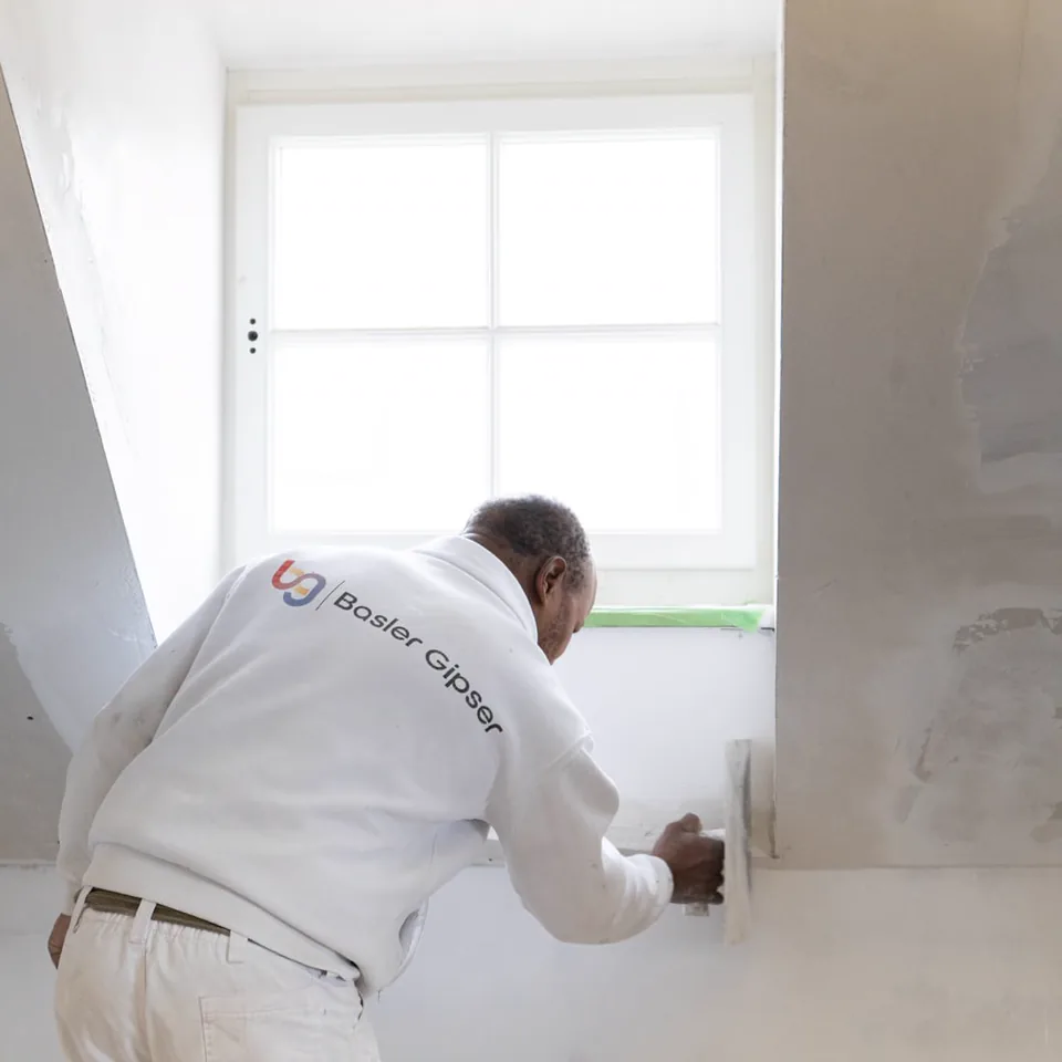 Gipserarbeiten am Fenster einer Dachschräge